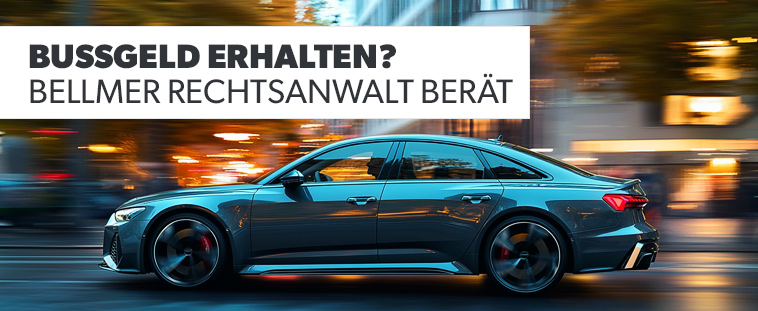 Grauer Sportwagen fährt durch die Stadt bei Abenddämmerung. Text im Bild: „Bußgeld erhalten? Bellmer Rechtsanwalt berät“.