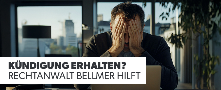 Mann sitzt verzweifelt am Schreibtisch, hält den Kopf in den Händen. Text: „Kündigung erhalten? Rechtsanwalt Bellmer hilft“.
